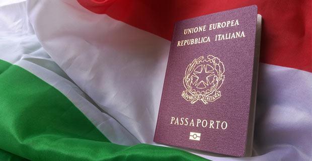 Passaporto e bandiera italiani