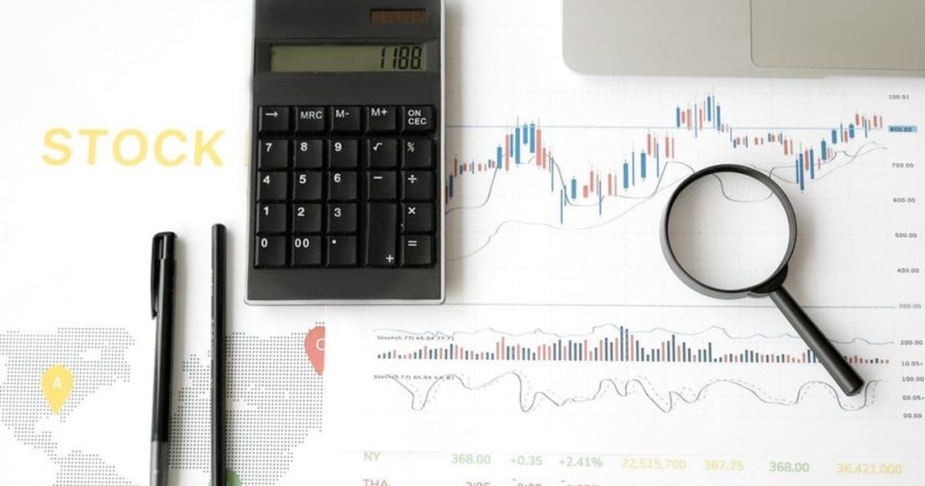 Manulife stock shows strength amid technical and institutional signals