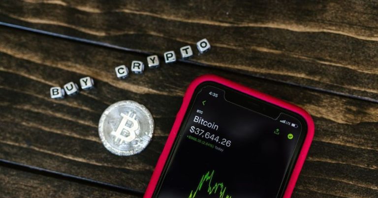 ‘Buy Crypto’ Searches Eye 2026 High as Bitcoin Queries Lose Steam